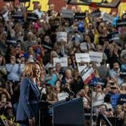 Democratic presidential candidate Kamala Harris speaks to supporters during a campaign rally in West Allis, 威斯康辛州